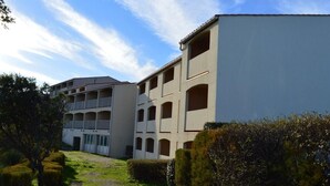 A multi-story building with a central courtyard, surrounded by greenery and trees. - Studio cabin Banyuls 4 pers, sea view, parking, WiFi (Banyuls-sur-Mer)