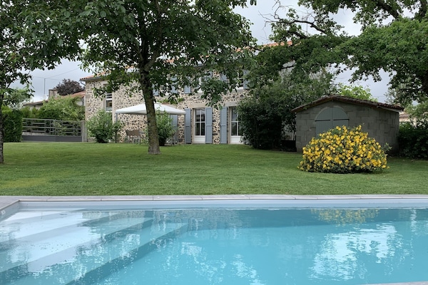 La piscine privée dans un jardin clos