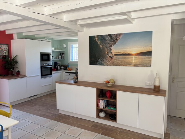 Frigorifero, microonde, forno, piano cottura