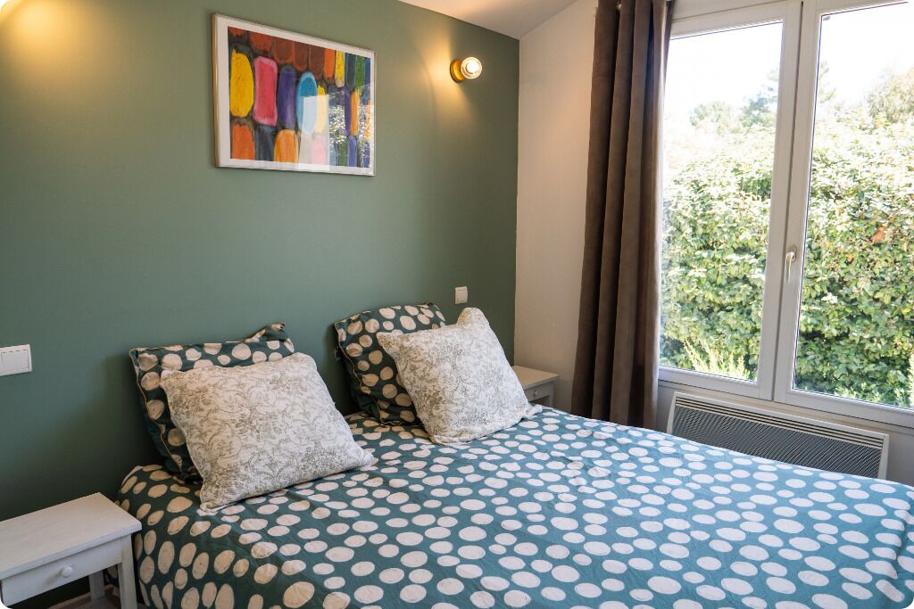 5 bedrooms, iron/ironing board, free WiFi, bed sheets