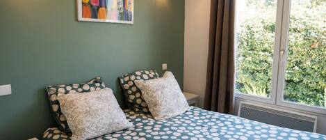 5 bedrooms, iron/ironing board, free WiFi, bed sheets