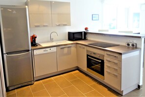 Refrigerador, microondas, horno, placa de cocina