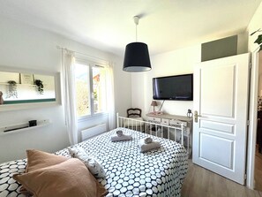 3 bedrooms, travel cot, free WiFi, bed sheets