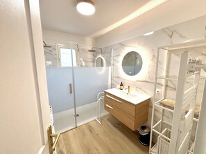 Badkar, hårtork, handdukar och tvål