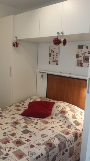 1 Schlafzimmer, Bügeleisen/Bügelbrett