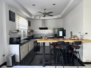 ثلاجة، ميكروويف، فرن، موقد طهي مسطح