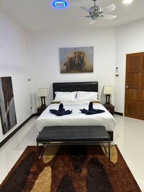 2 bedrooms, iron/ironing board, WiFi, bed sheets