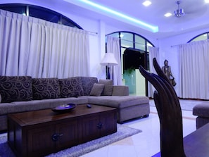 المنشأة من الداخل