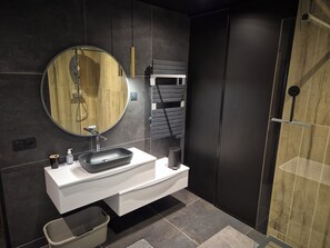 Combined shower/tub, towels