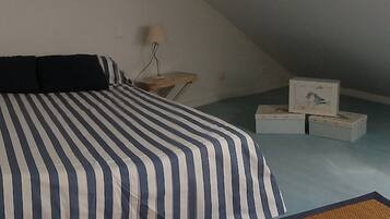 3 habitaciones, escritorio y tabla de planchar con plancha