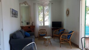 Télévision, lecteur de DVD, table de tennis de table