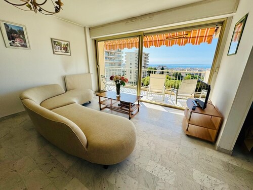 Apartment 90 m2 - 3/4 rooms.. with 160° sea view. 20m2 South-facing terrace