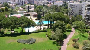Zona residencial con piscina rodeada de vegetación y vista despejada al mar.