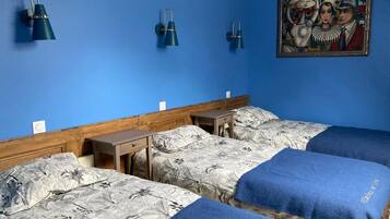 8 chambres, bureau, fer et planche Ă repasser, lit parapluie