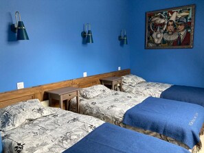 8 sovrum, skrivbord, strykjärn/strykbräda och resesäng