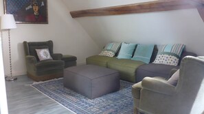 Smart-tv, böcker och kontor