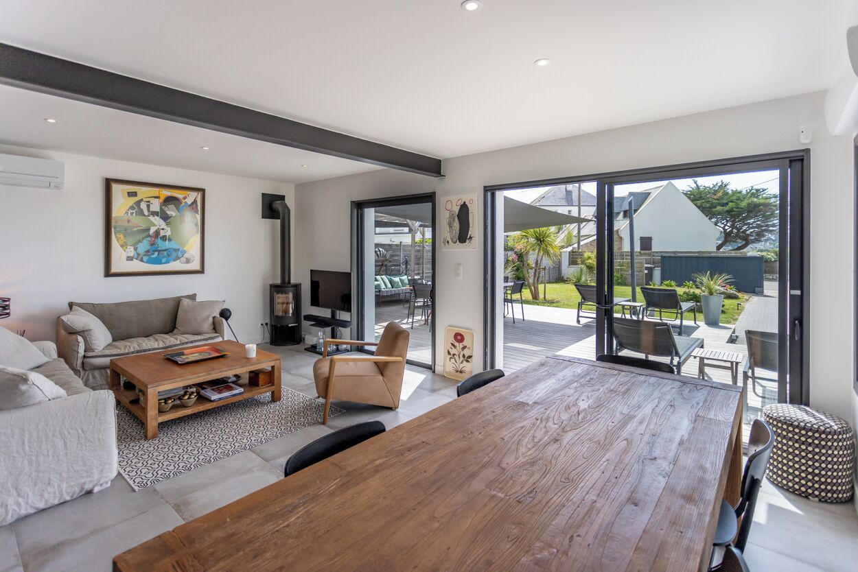 Télévision, livres, chaîne hi-fi, espaces bureaux