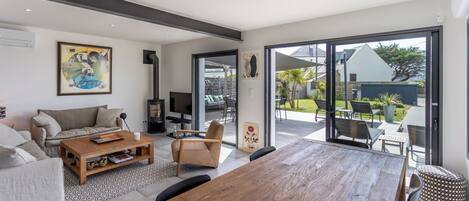 Télévision, livres, chaîne hi-fi, espaces bureaux