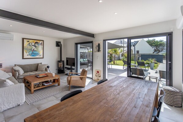 TV, books, stereo, offices