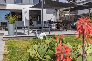 An outdoor patio with modern seating, a cactus plant, and a decorative swan. - Parenthèse idéale - Exceptional Villa in Carnac Panoramic Sea View (Carnac)