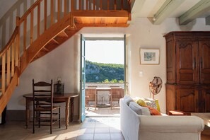 Fernseher, Kamin, DVD-Player, Bücher