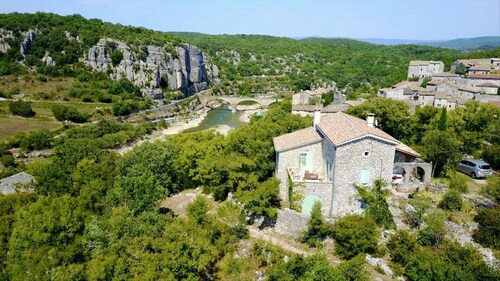 situation exceptionnelle pour cette maison ancienne sur site classé