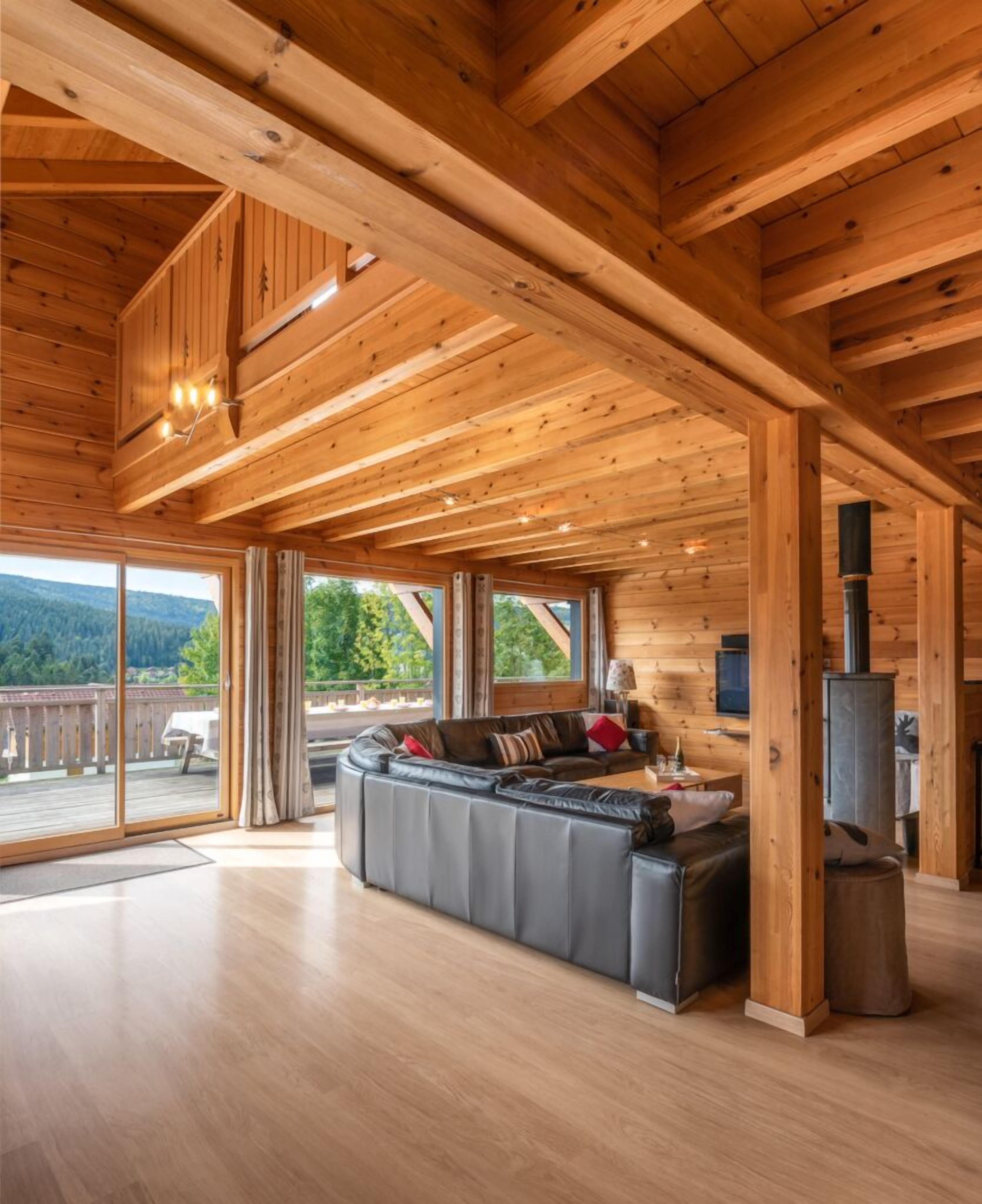Vue du coin salon depuis la cuisine - Espace ouvert pour rester ensemble  