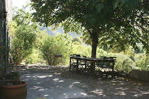 Outdoor dining - Provencal sheepfold, quiet, green setting, swimming pool open May 30-September 12 (Sahune)