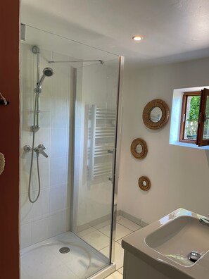Combined shower/tub, hair dryer, toilet paper - Provencal sheepfold, quiet, green setting, swimming pool open May 30-September 12 (Sahune)