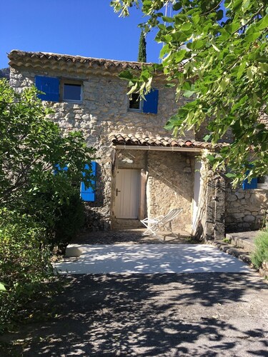 Bergerie provençale, cadre calme, verdoyant, piscine ouverte 30 mai-12 septembre