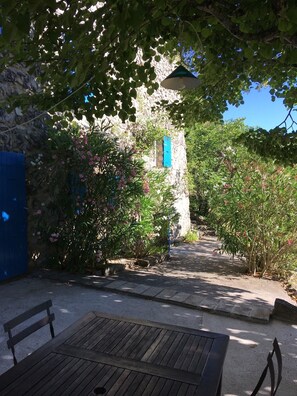 Outdoor dining - Provencal sheepfold, quiet, green setting, swimming pool open May 30-September 12 (Sahune)