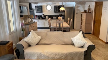 Een televisie en een open haard