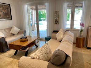 TV, fireplace - Provencal farmhouse in peace and in the heart of the vineyard (Le Plan-de-la-Tour)