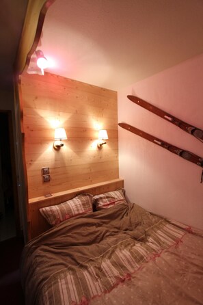 3 bedrooms, bed sheets