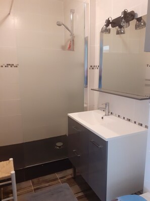 Douche, sèche-cheveux, savon, papier toilette