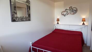 1 habitación, tabla de planchar con plancha y wifi