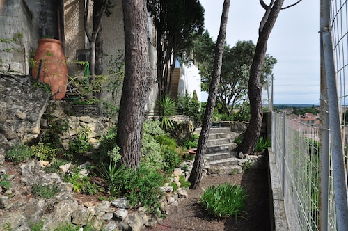 Villa climatisée dans colline ; vue sur Mont Ventoux, jardin clos, soleil