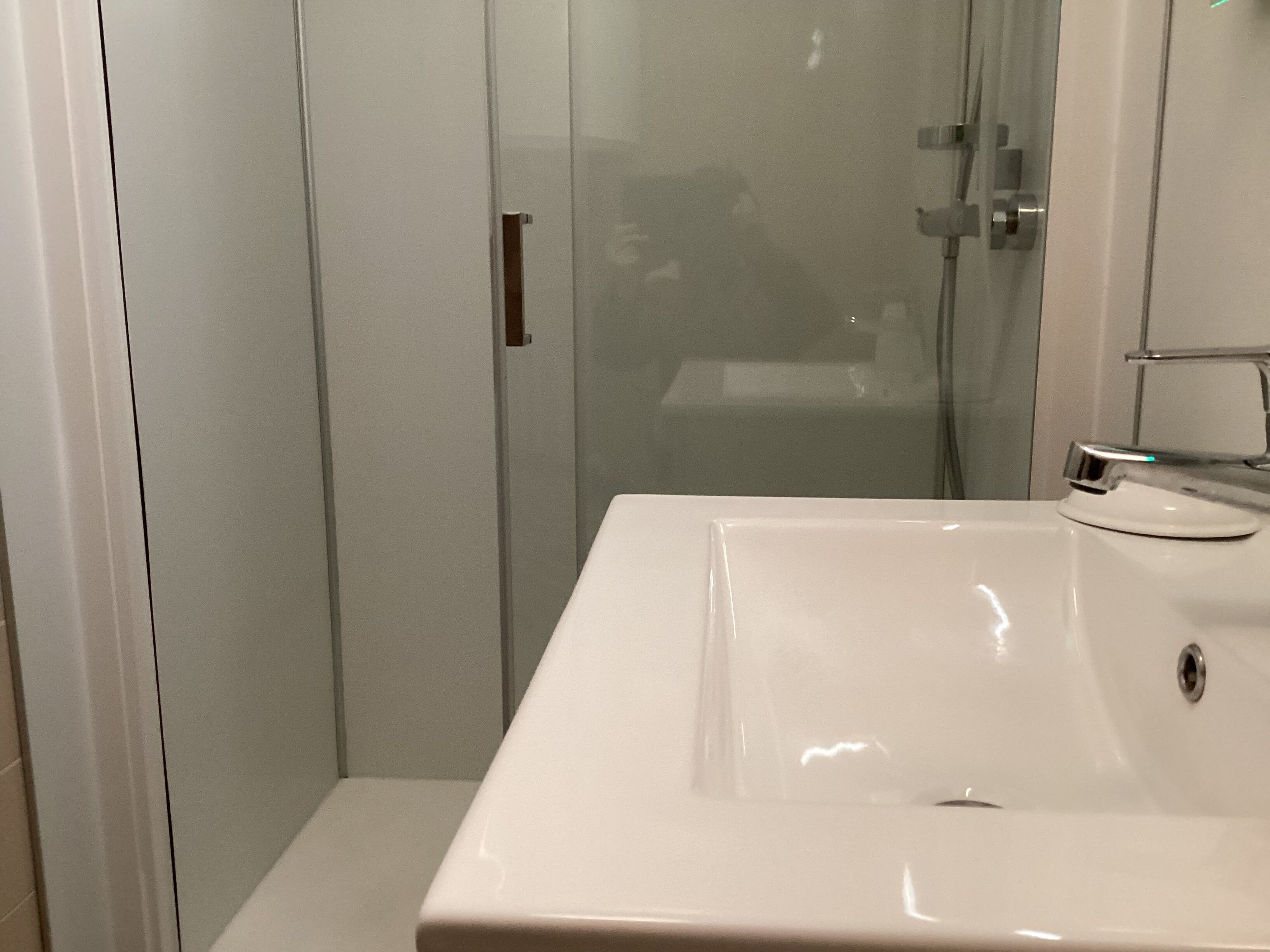 Douche, sèche-cheveux