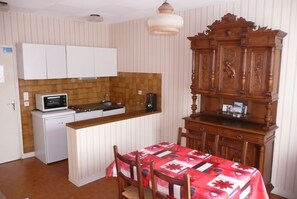 Fridge, microwave, oven, stovetop - Flat in a building in the middle of the town (La Bourboule)