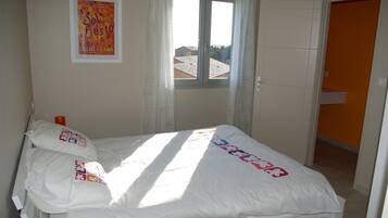 5 chambres, fer et planche à repasser, lit parapluie, Wi-Fi gratuit