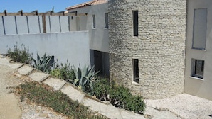 Um edifício moderno com fachada de pedra e telhado plano.