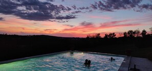 Een buitenzwembad en een verwarmd zwembad