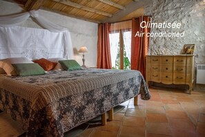 3 bedrooms, iron/ironing board, travel crib, free WiFi