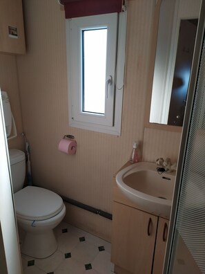 Dusche, Haartrockner, Handtücher, Toilettenpapier