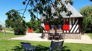 Outdoor dining - Typical cottage in Normandy Campaign (Plasnes)