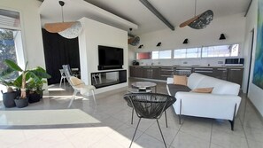 Smart TV, caminetto, libri, biblioteca musicale