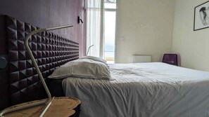 2 chambres, coffres-forts dans les chambres, bureau