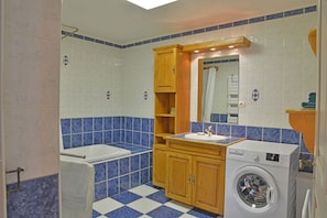 Combined shower/bathtub, hair dryer, towels, toilet paper