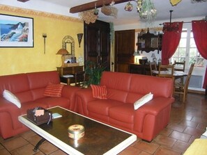 Fernseher, Kamin, DVD-Player, Bücher