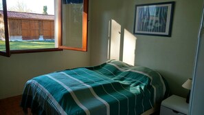 5 habitaciones, tabla de planchar con plancha y cuna de viaje